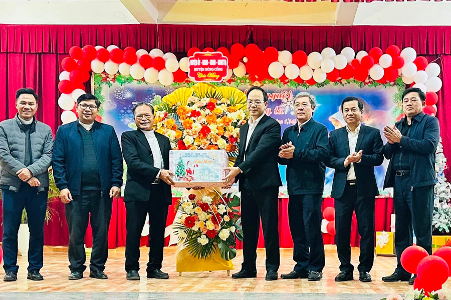 Thanh Hoá: Lãnh đạo huyện Nông Cống thăm, chúc mừng các cơ sở Công giáo nhân dịp lễ Giáng sinh