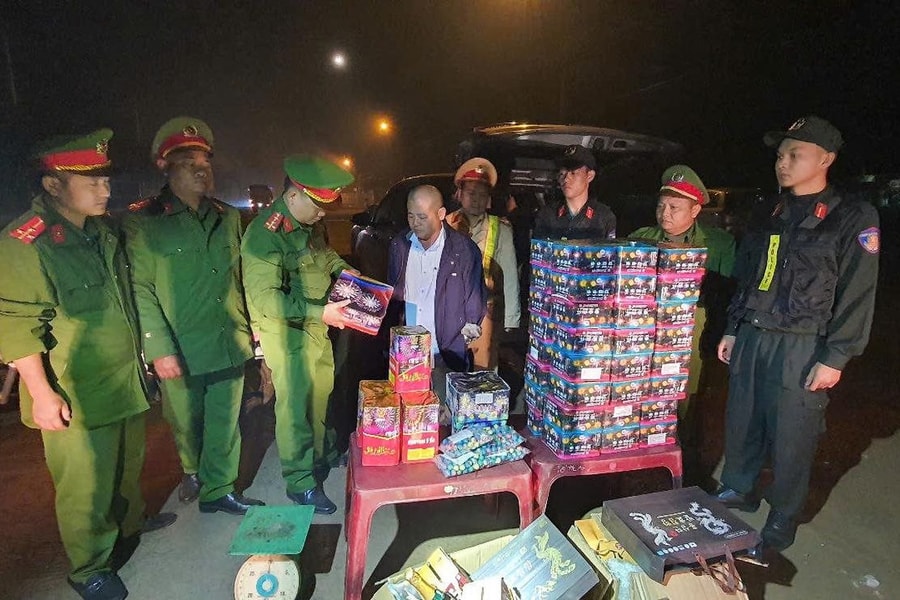 Bắt người đàn ông chở hơn một tạ pháo lậu