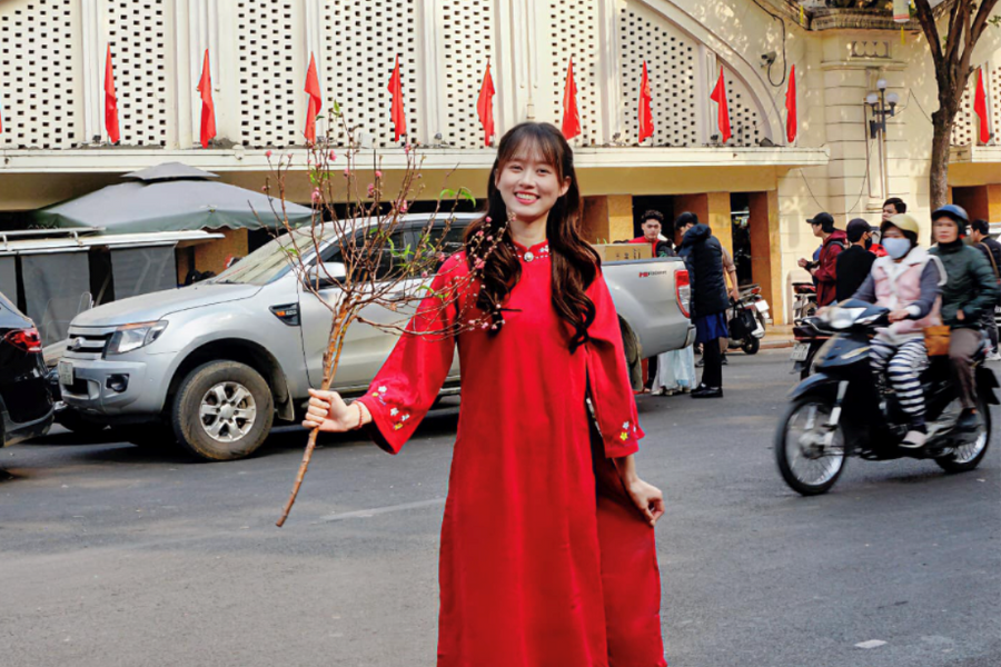 Người Việt chi gần 200 tỷ đồng mua áo dài đón Tết