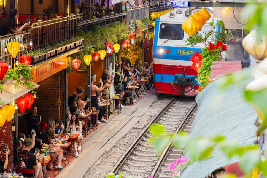 Hà Nội yêu cầu không đưa khách du lịch đến cà phê đường tàu