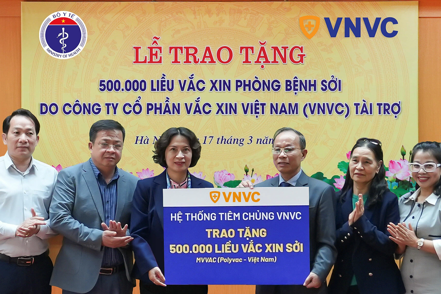 Bộ Y tế nhận 500 nghìn liều vaccine tài trợ từ VNVC để chống dịch sởi