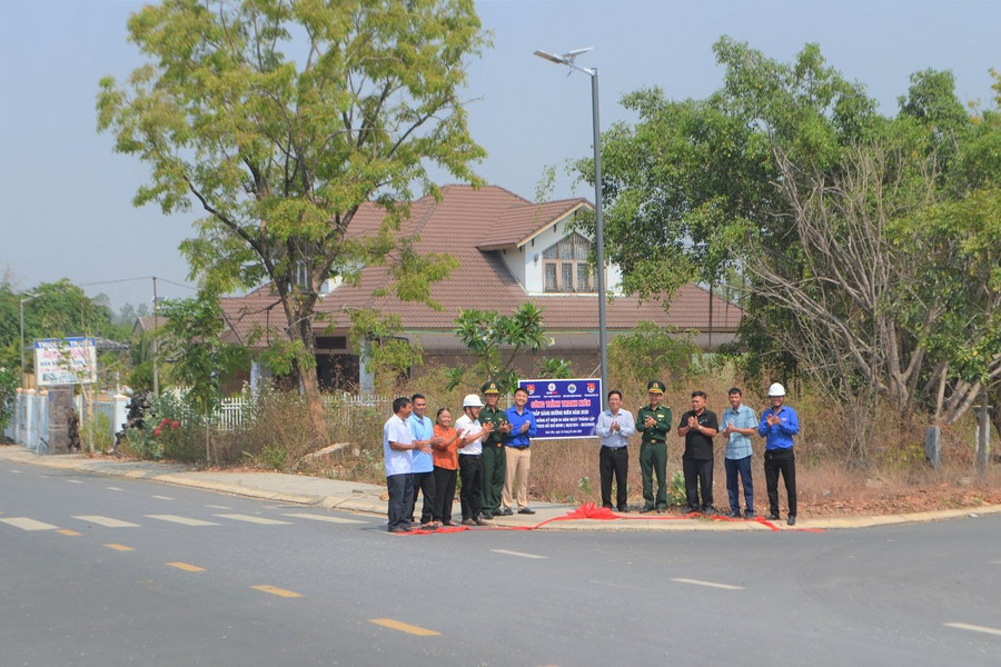 Đắk Lắk: Bàn giao công trình thắp sáng đường biên tại biên giới