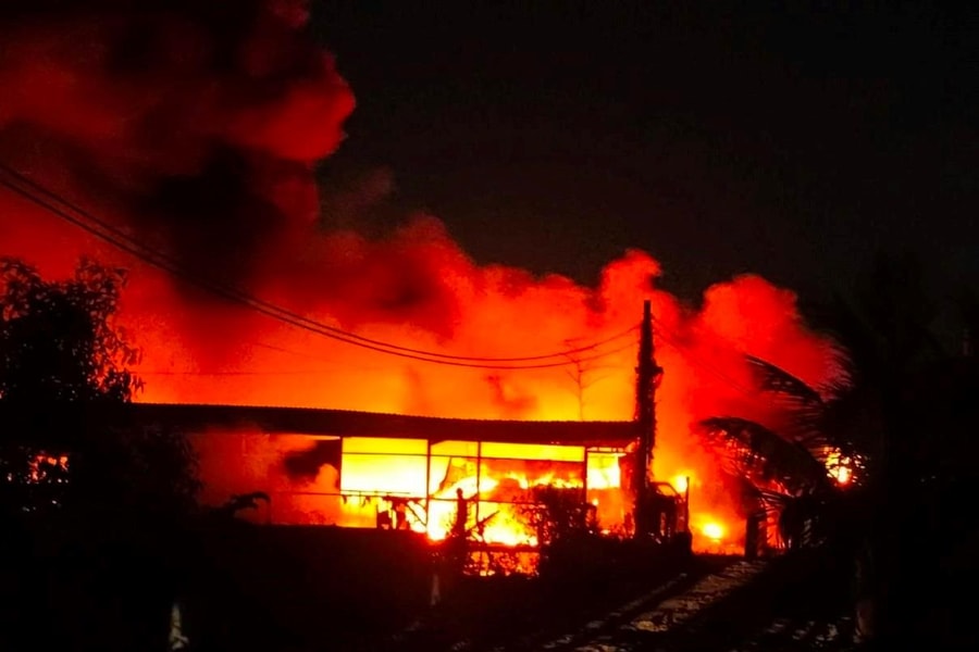 Bình Dương: Vựa phế liệu bốc cháy trong đêm, 1 xe tải bị thiêu rụi