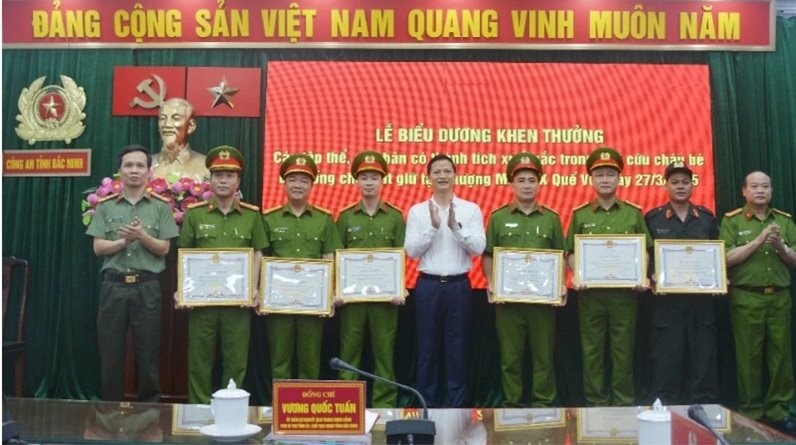 Bắc Ninh: Khen thưởng lực lượng giải cứu bé gái bị khống chế trên mái nhà