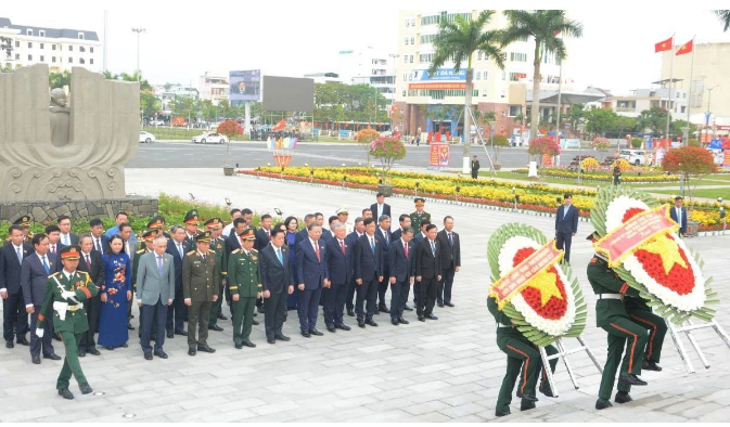 Tổng Bí thư Tô Lâm dâng hương tưởng niệm các Anh hùng liệt sĩ tại Đà Nẵng