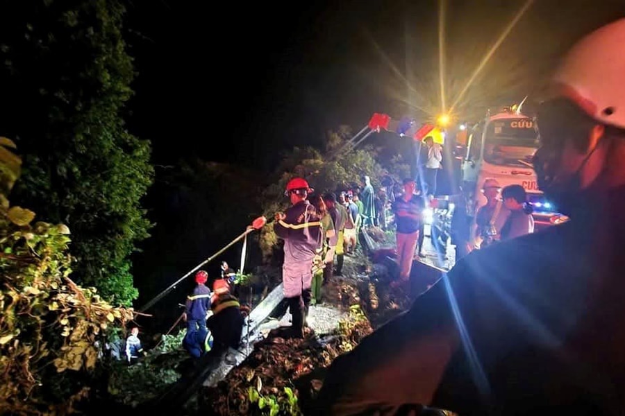 Lâm Đồng: Ô tô khách chở 36 người lao xuống vực, 1 người tử vong