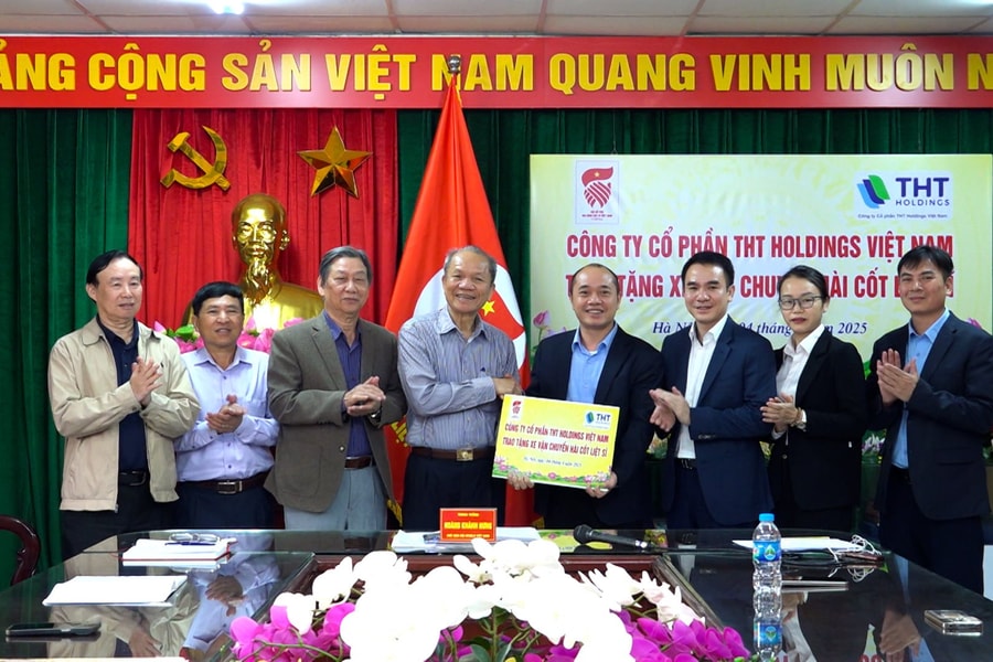 Trao tặng xe vận chuyển hài cốt liệt sĩ