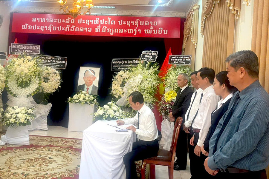 Lãnh đạo nhiều địa phương viếng nguyên Chủ tịch nước Lào Khamtay Siphandone
