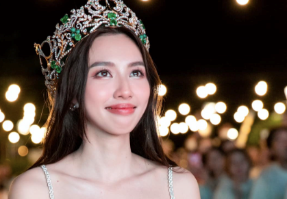 Hoa hậu Thuỳ Tiên bị tạm hoãn xuất cảnh