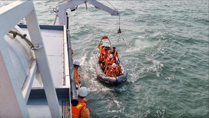12 thuyền viên gặp nạn khi va chạm với tàu nước ngoài