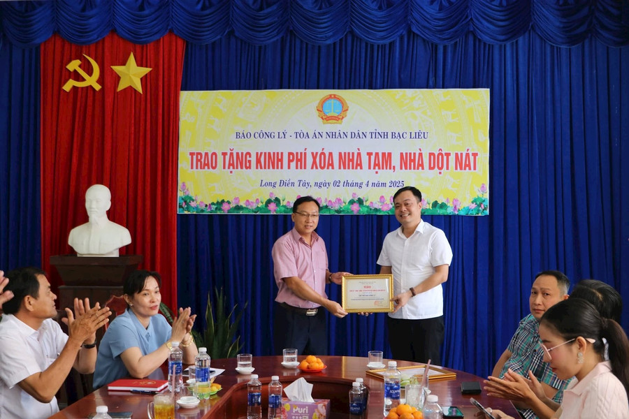 Báo Công lý trao tặng kinh phí xóa nhà tạm, nhà dột nát tại tỉnh Bạc Liêu và Sóc Trăng