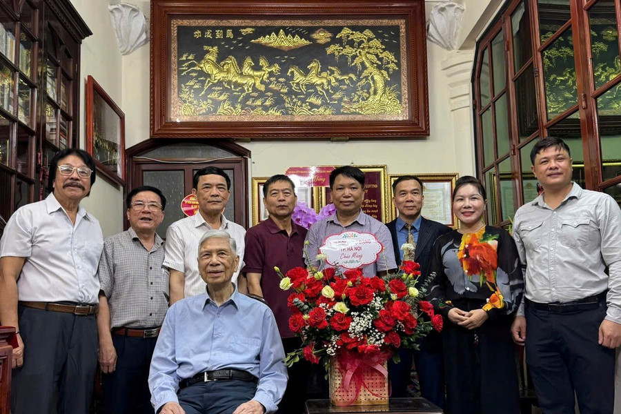 Nguyên Phó Chủ tịch Quốc hội Đặng Quân Thụy nhận huy hiệu 80 năm tuổi Đảng