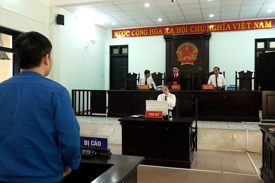 Dùng tiền của công ty đánh bạc nhằm thu lời để trả nợ