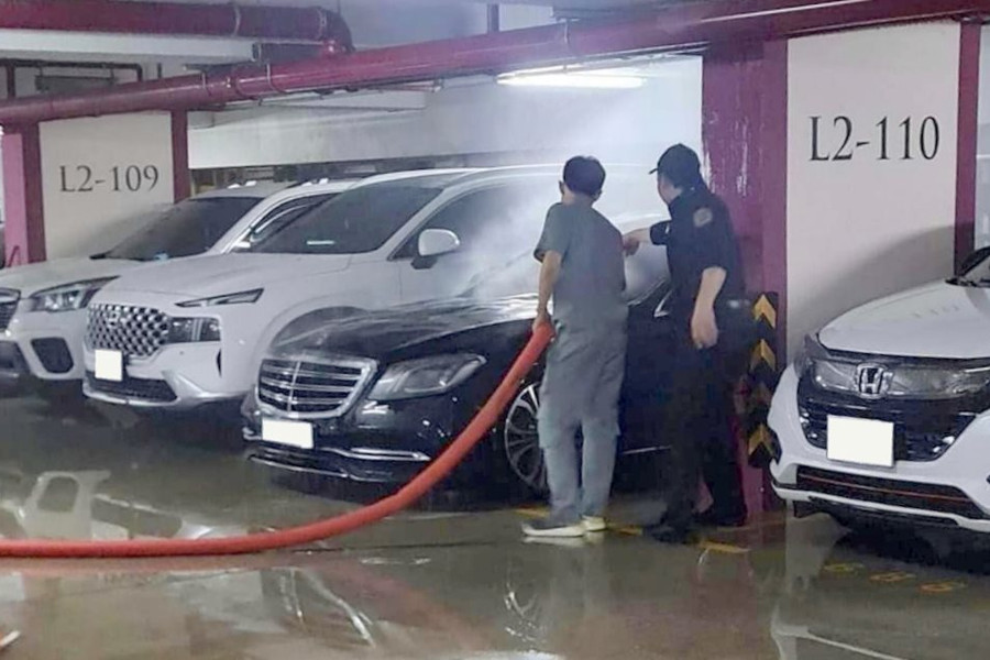 Duy Mạnh nộp đơn kiện Mercedes-Benz Việt Nam