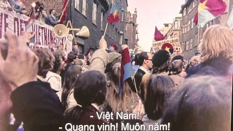 Thụy Điển trao tặng Việt Nam bộ phim tài liệu về ngày 30/4/1975