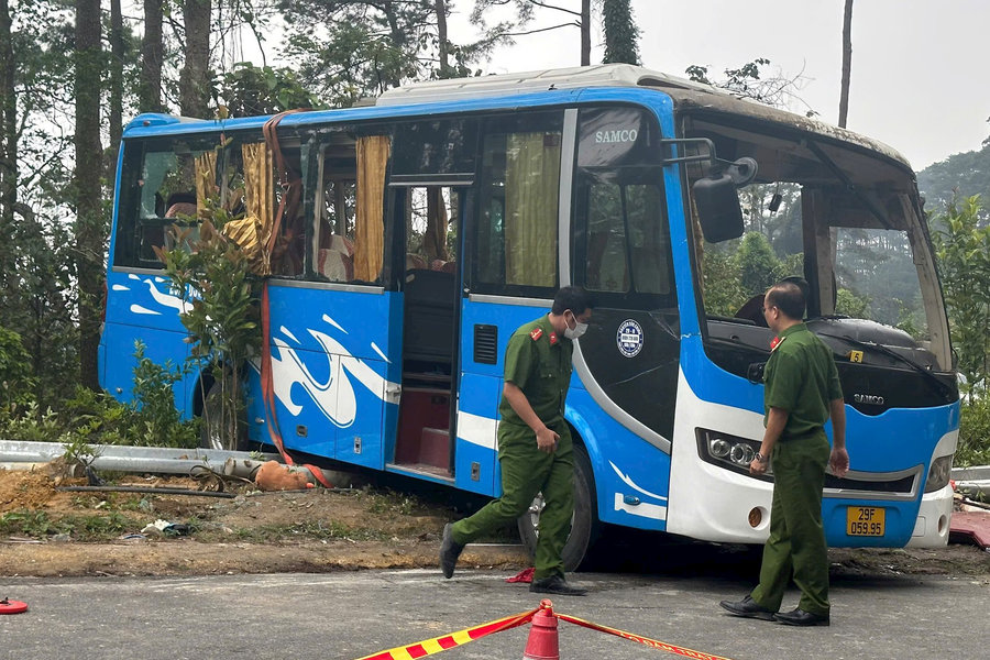 Vĩnh Phúc: Xe khách nghi mất phanh khi đổ đèo Tam Đảo, khiến 3 người tử vong