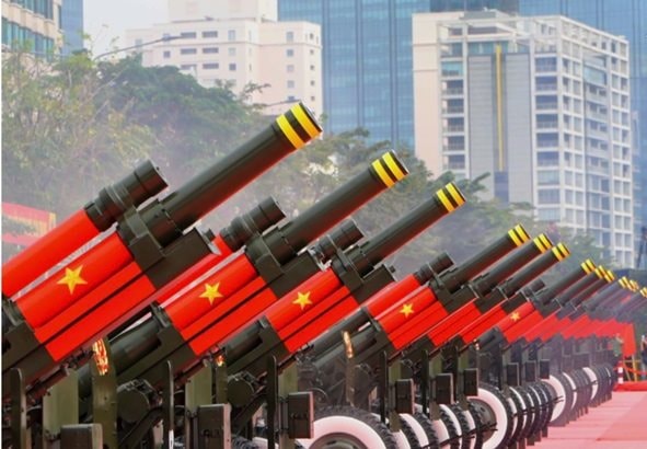 Dàn đại bác khai hỏa vang rền mở màn Lễ kỷ niệm 50 năm Ngày giải phóng miền Nam