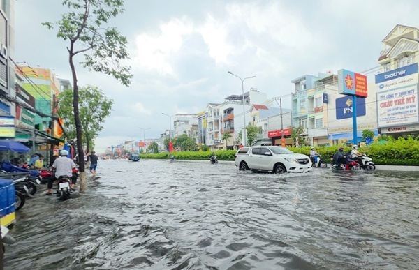 Cần Thơ: Nhiều tuyến đường ngập sâu sau cơn mưa lớn kéo dài