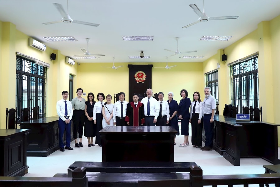 Đoàn công tác Học viện tư pháp quốc gia Canada thăm và làm việc tại TAND quận Long Biên