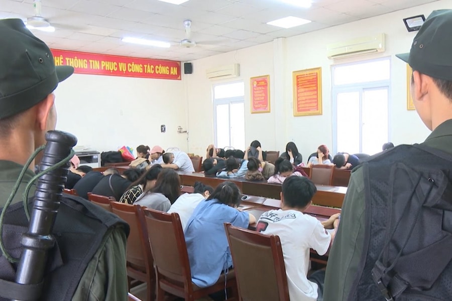 Khởi tố 30 đối tượng trong đường dây cá cược “cắt đá tìm ngọc”