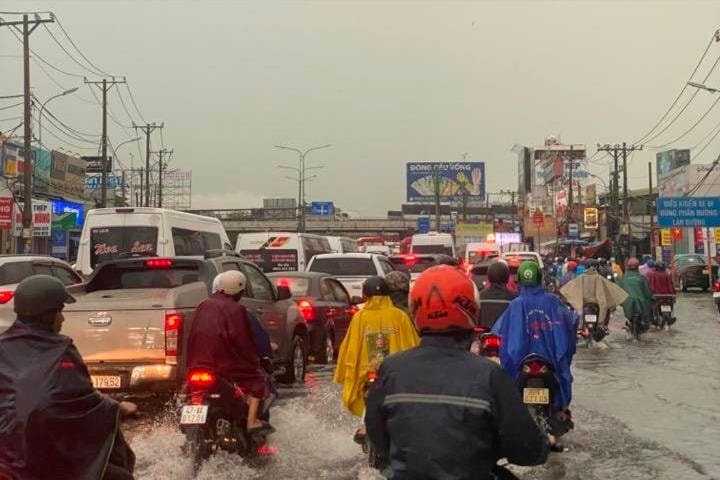 TP. Hồ Chí Minh: Mưa lớn vào sáng sớm khiến nhiều tuyến đường ngập nặng