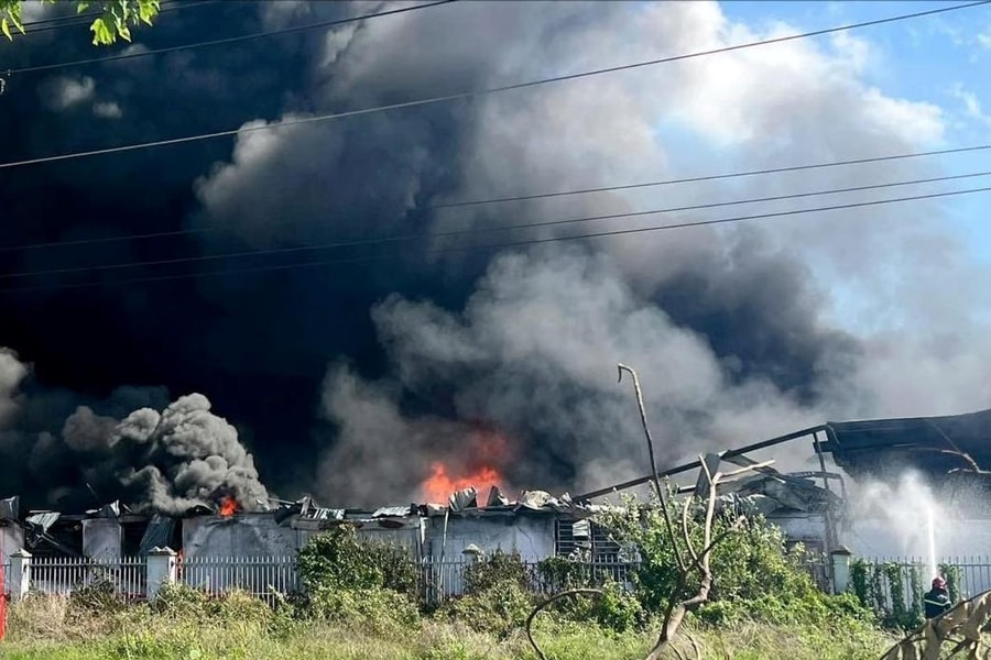 Bình Dương: Cháy lớn trong khu công nghiệp Sóng Thần 3