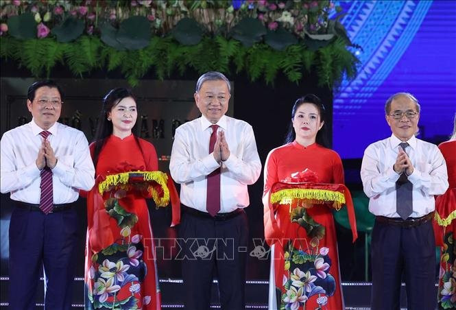 Tổng Bí thư Tô Lâm dự khai mạc Lễ hội Làng Sen
