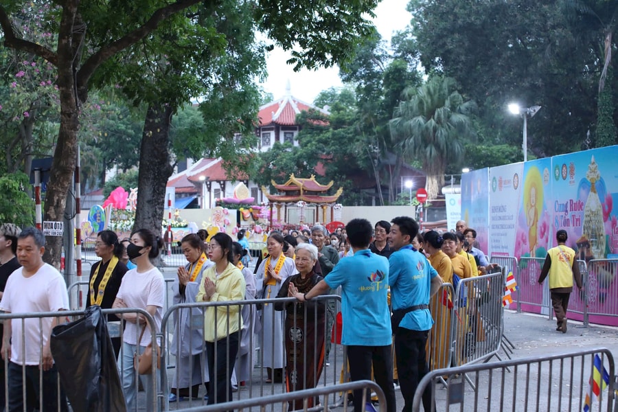 Tối 16/5, chùa Quán Sứ kết thúc đợt chiêm bái xá lợi Phật để chuẩn bị cung rước về chùa Tam Chúc