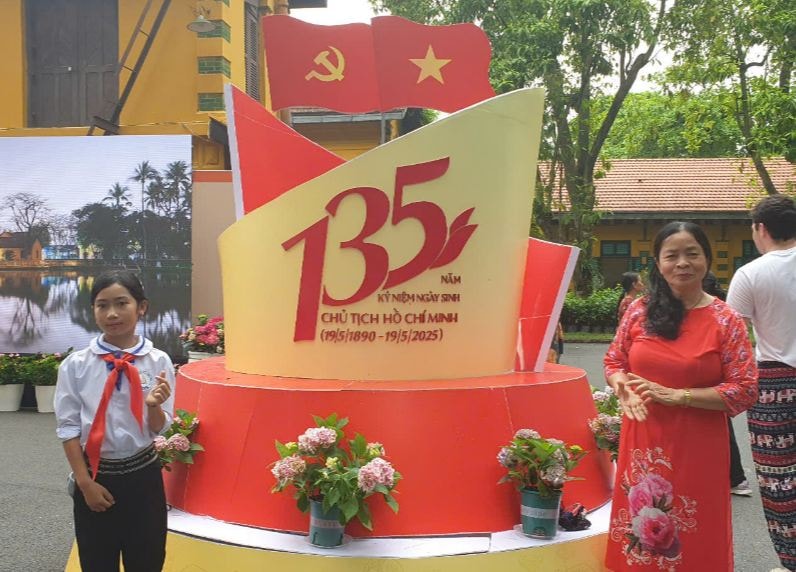 135 năm Ngày sinh Chủ tịch Hồ Chí Minh: Đông đảo người dân vào Lăng viếng Bác