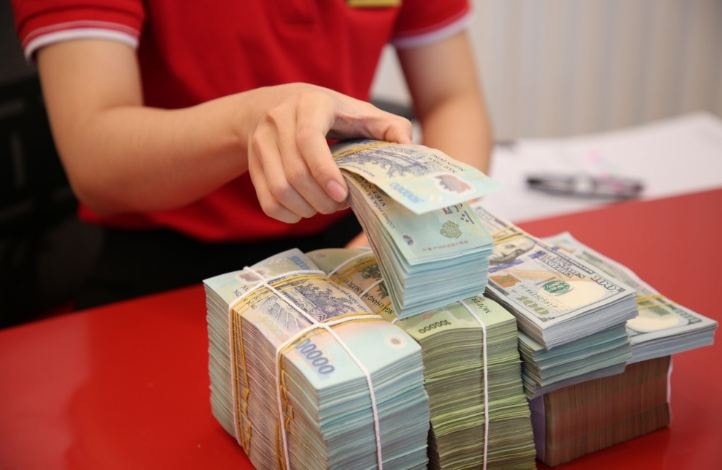 Tiền gửi cá nhân tăng mạnh, vượt tiền gửi tổ chức kinh tế