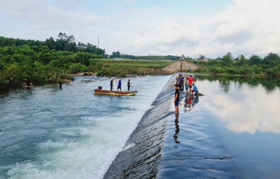Quảng Ninh huy động hàng nghìn người tìm kiếm 2 nạn nhân mất tích do lũ cuốn