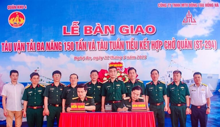 Quân khu 4 tiếp nhận bàn giao tàu vận tải đa năng và tàu tuần tiễu kết hợp chở quân