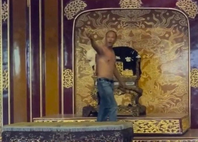 Yêu cầu kiểm điểm, làm rõ vụ "Ngai vua triều Nguyễn" bị phá hoại