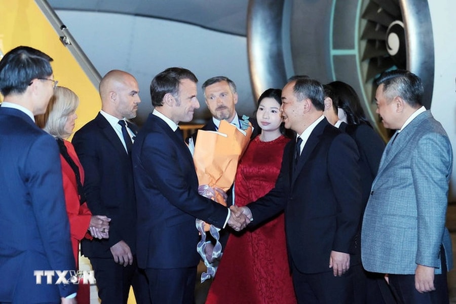 Tổng thống Pháp và Phu nhân đến Hà Nội, bắt đầu thăm cấp Nhà nước tới Việt Nam
