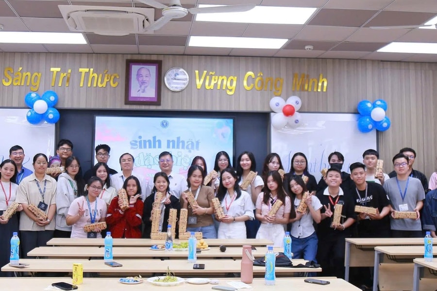 Trường Đại học Luật TP.HCM trao tặng quà sinh nhật ý nghĩa cho sinh viên