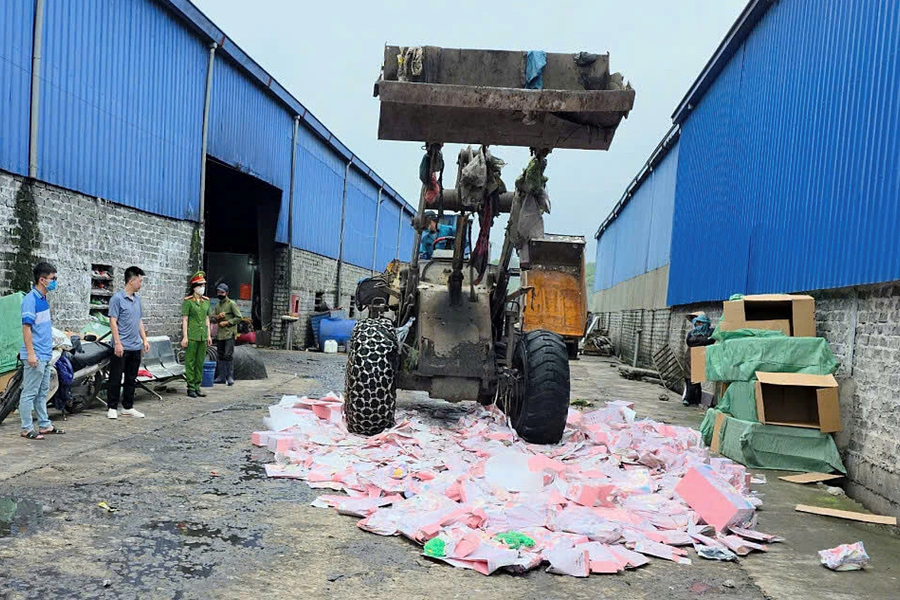 Quảng Ninh tiêu hủy gần 2.000 gấu bông chứa chất ung thư, độc hại với trẻ nhỏ