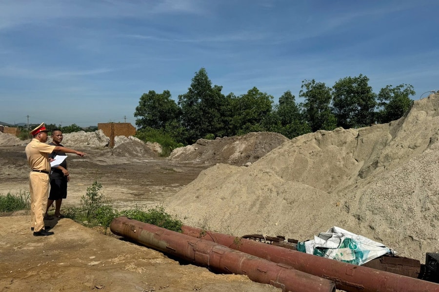 Quảng Ninh ra quân tổng kiểm soát phương tiện khai thác, vận chuyển cát