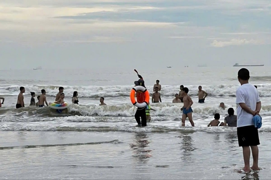 Nghệ An: Cứu hộ thành công 20 du khách bị nước cuốn trên biển Cửa Lò