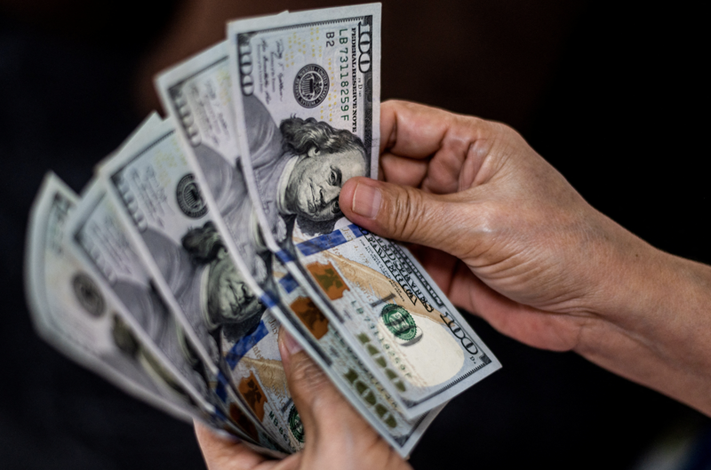 Tỷ giá chịu áp lực kép: Cầu trả nợ tăng, tâm lý găm giữ ngoại tệ quay lại