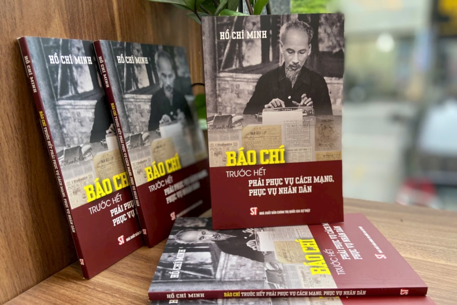 “Báo chí trước hết phải phục vụ cách mạng, phục vụ nhân dân”