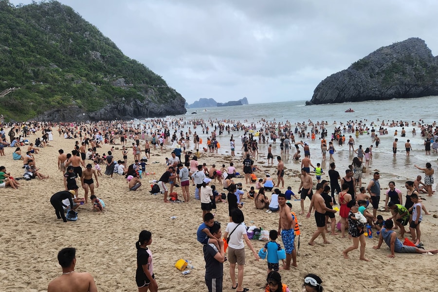 Đông đảo khách du lịch về Cát Bà ngày cuối tuần