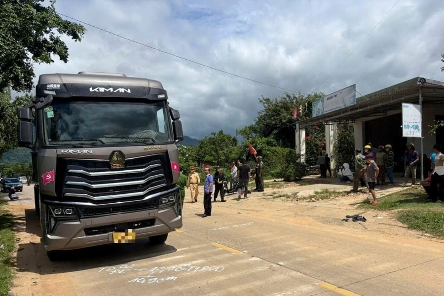 Đắk Lắk: Xe đạp điện va chạm với xe ô tô đầu kéo, 2 em nhỏ tử vong