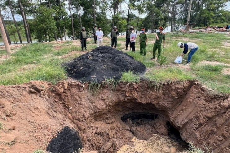 Khởi tố 4 đối tượng chôn lấp cả nghìn tấn chất thải độc hại trái phép