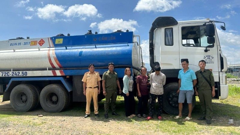 Bà Rịa-Vũng Tàu bắt giữ các phương tiện đang mua bán, vận chuyển xăng dầu trái phép