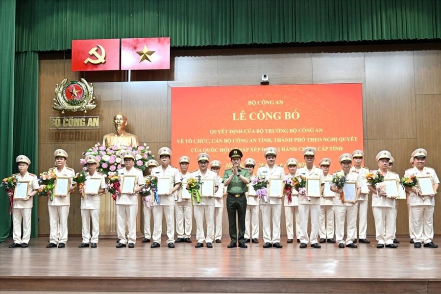 Công bố Quyết định về tổ chức, cán bộ Công an 34 tỉnh, thành phố