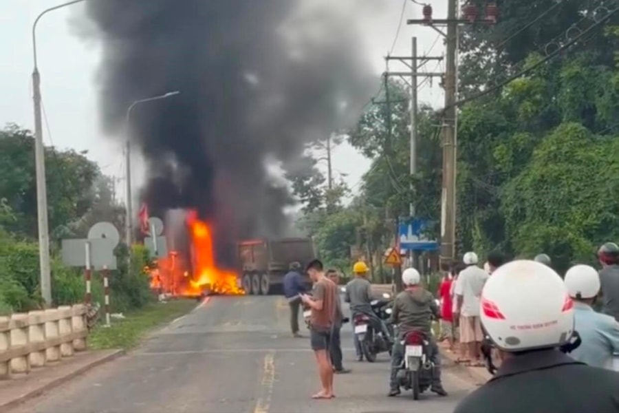 Đồng Nai: Va chạm khiến xe đầu kéo và ô tô tải bốc cháy