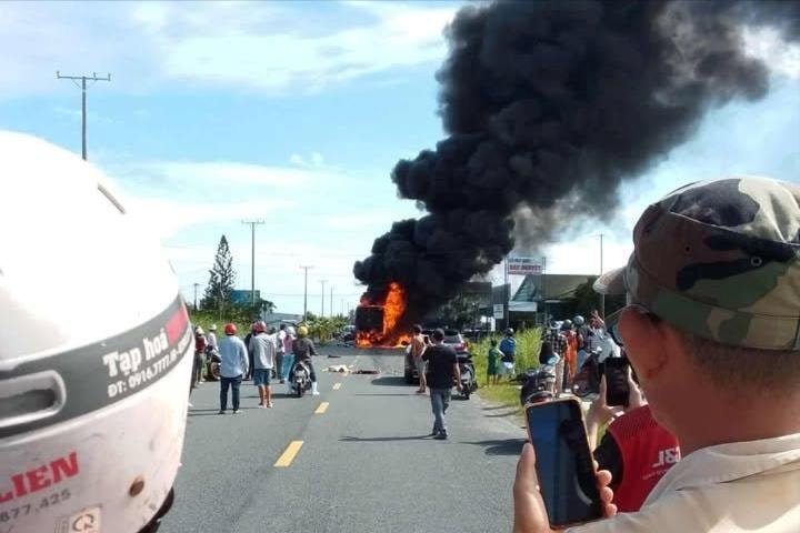 Cà Mau: Hai người tử vong, xe tải bốc cháy sau tai nạn