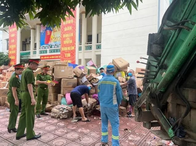 Hơn 50 hộ kinh doanh tại thủ phủ La Phù tự nguyên giao nộp 25 tấn bánh kẹo để tiêu hủy