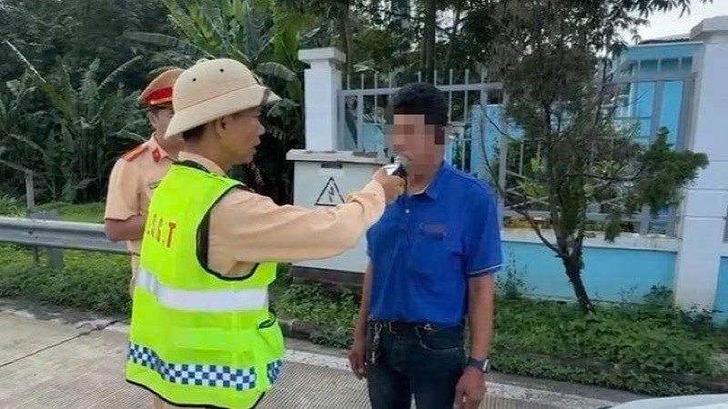 Lâm Đồng: Tài xế chở 45 hành khách vi phạm nồng độ cồn kịch khung