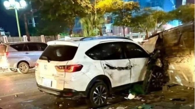 Hà Nội: Ô tô tông liên hoàn 2 xe con và 1 xe máy, 1 người tử vong